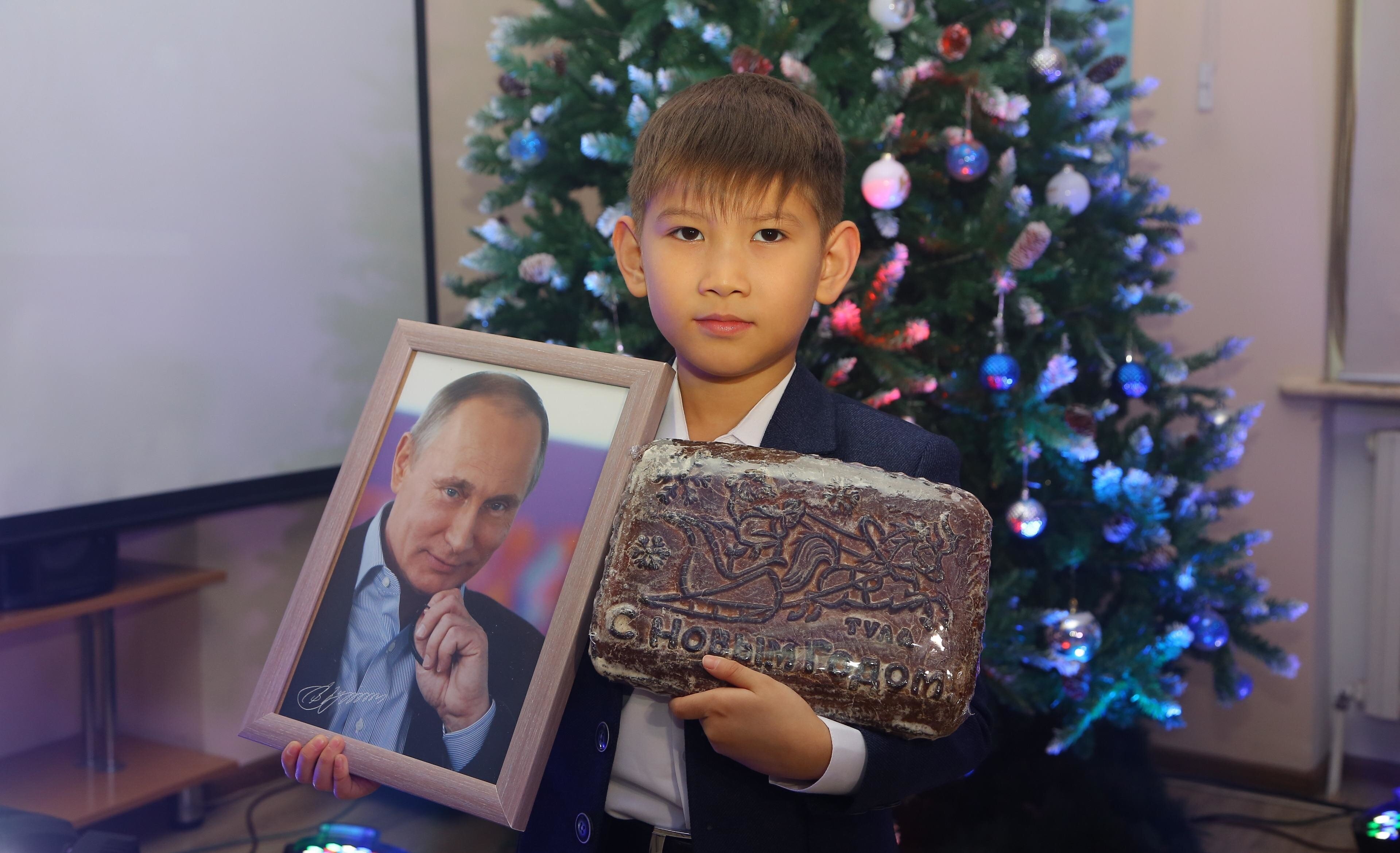 Просивший у "дедушки президента" себе под ёлку акций "Роснефти" школьник получил портрет Путина