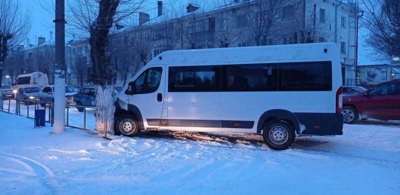 В Челябинской области пожилой водитель отправил маршрутку в дерево