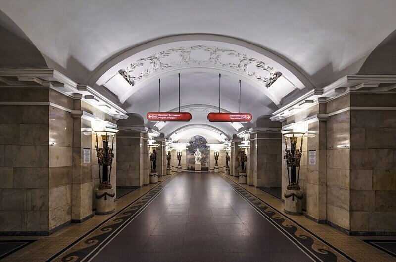 Рождество в подземке: петербуржцы пожаловались на перебои в работе метрополитена