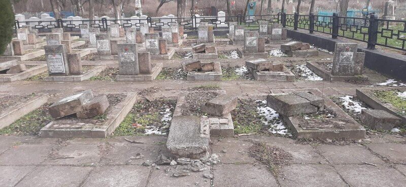 Начало нового года в духе украинских политиков: разбитые надгробия советских солдат и оскверненный п