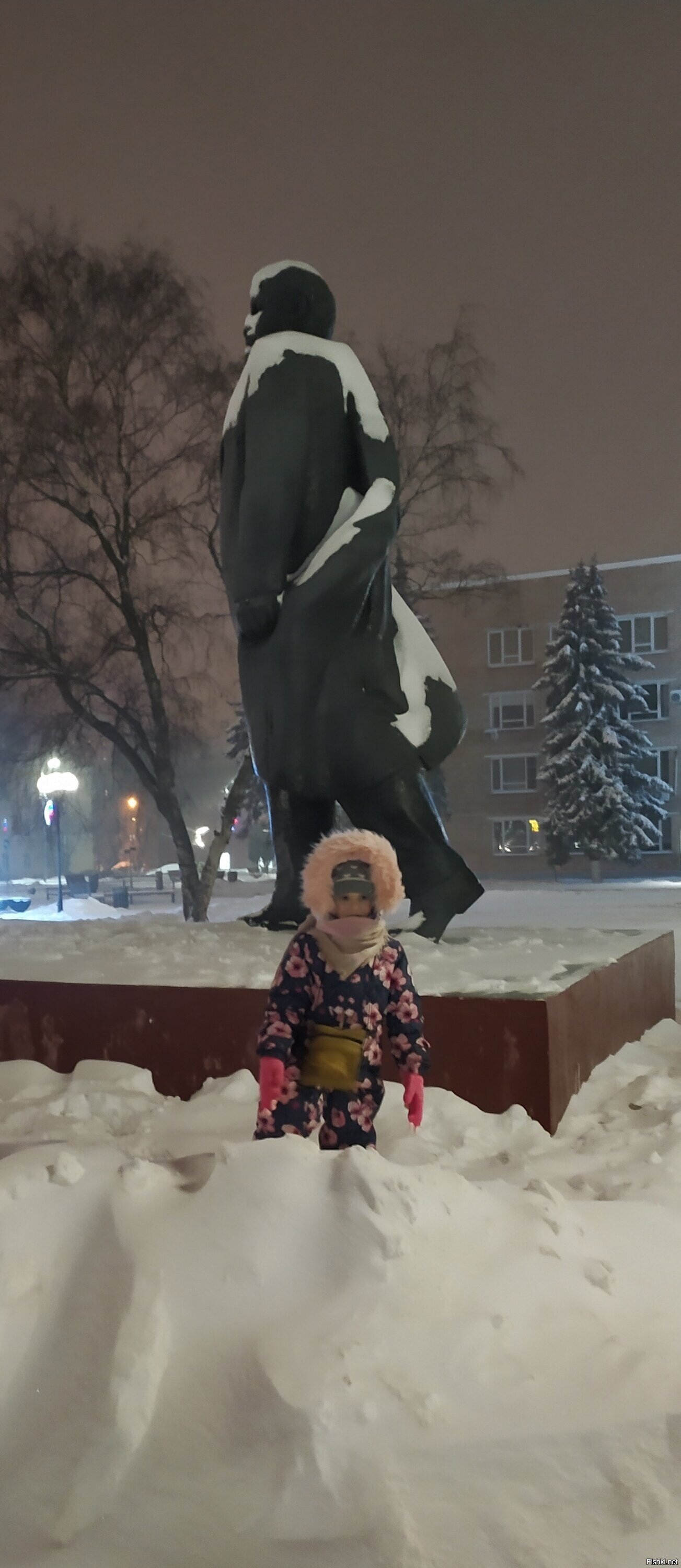 Дедушку Ленина-Ульянова совсем засыпало, но -ему не холодно - он по-прежнему ...