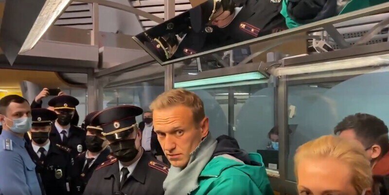 Появилось видео задержания Навального в Шереметьево