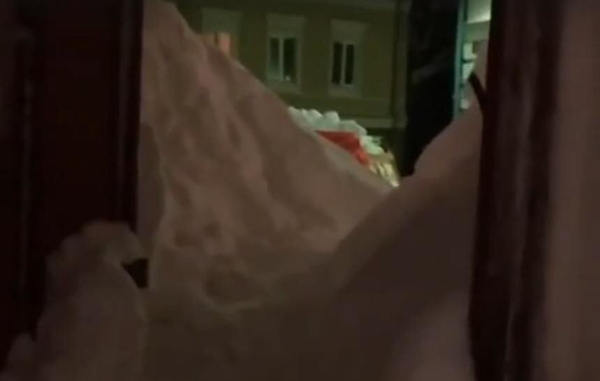 Весёлый снегоуборщик пошутил, превратив подъезд в&nbsp;российском городе в подобие берлоги