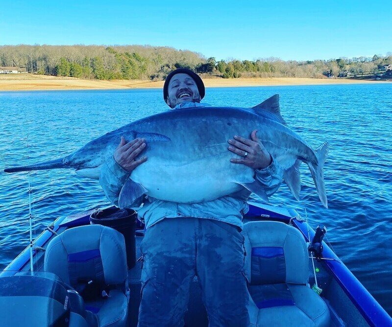 Вот так улов: мужчина поймал гигантскую рыбу весом более 50 килограммов