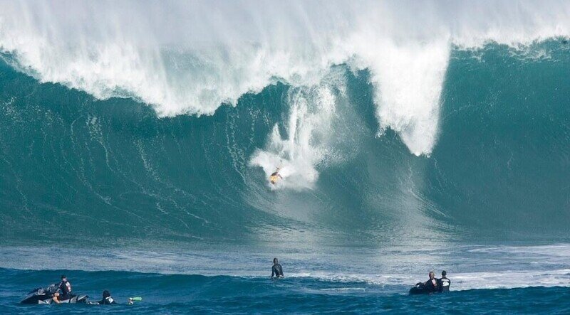 Сёрферу удалось выжить, попав под 18-метровую волну у берегов Гавайев: видео
