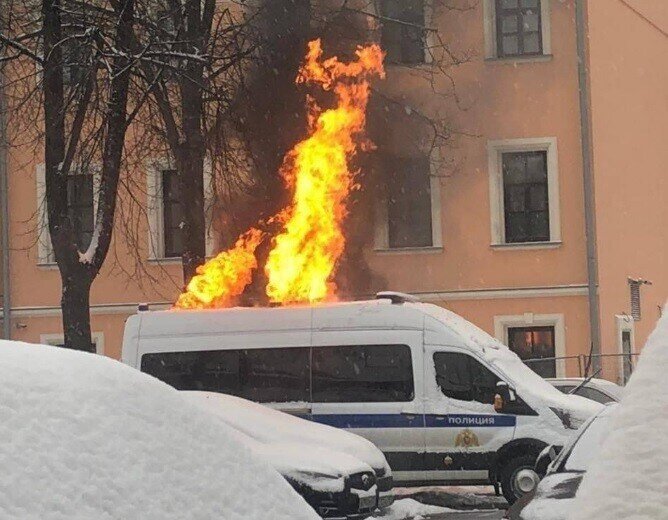 Вброс с поджогом полицейской машины на митинге опровергли