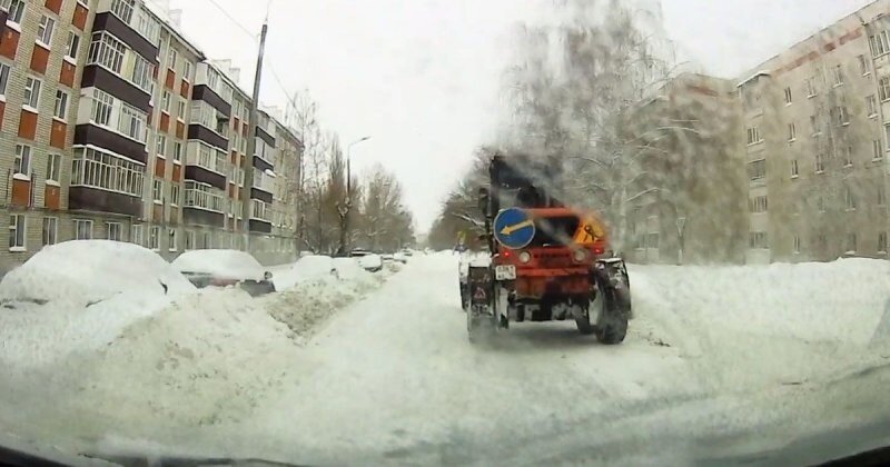 ДТП со снегоуборочным грейдером в Казани