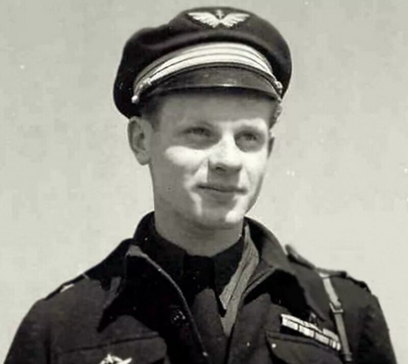 Французский летчик, Герой Советского Союза маркиз Ролан де ля Пуап