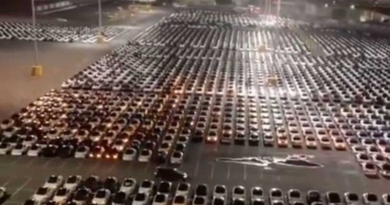 Посмотрите, как Tesla обновляет одновременно сотни Model 3 на парковке