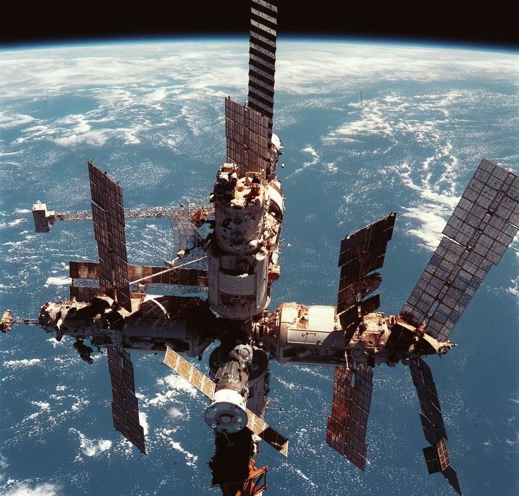 Орбитальной станции "Мир" - 35 лет. Первая в мире! Вспомним факты...