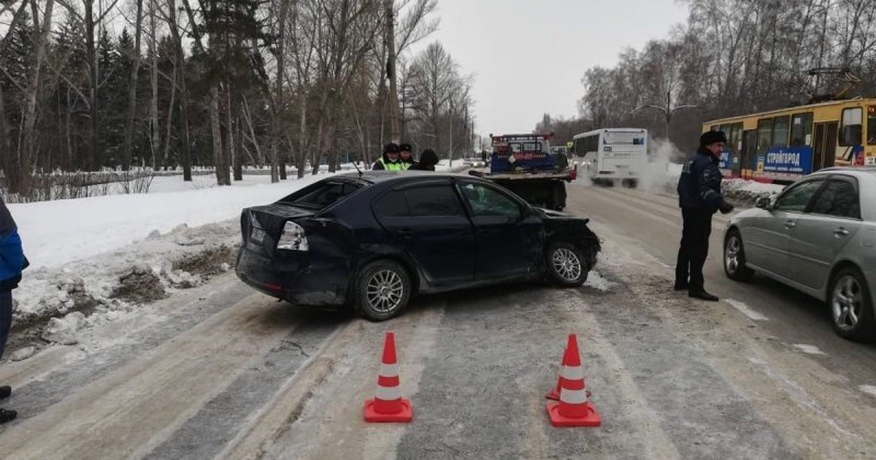 Авария дня. В Омске двое взрослых и школьник пострадали ДТП