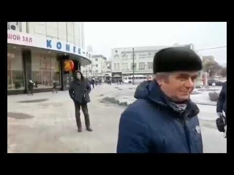 Сегодня в Воронеже какой-то мужик заявился на митинг местных либералов помина...