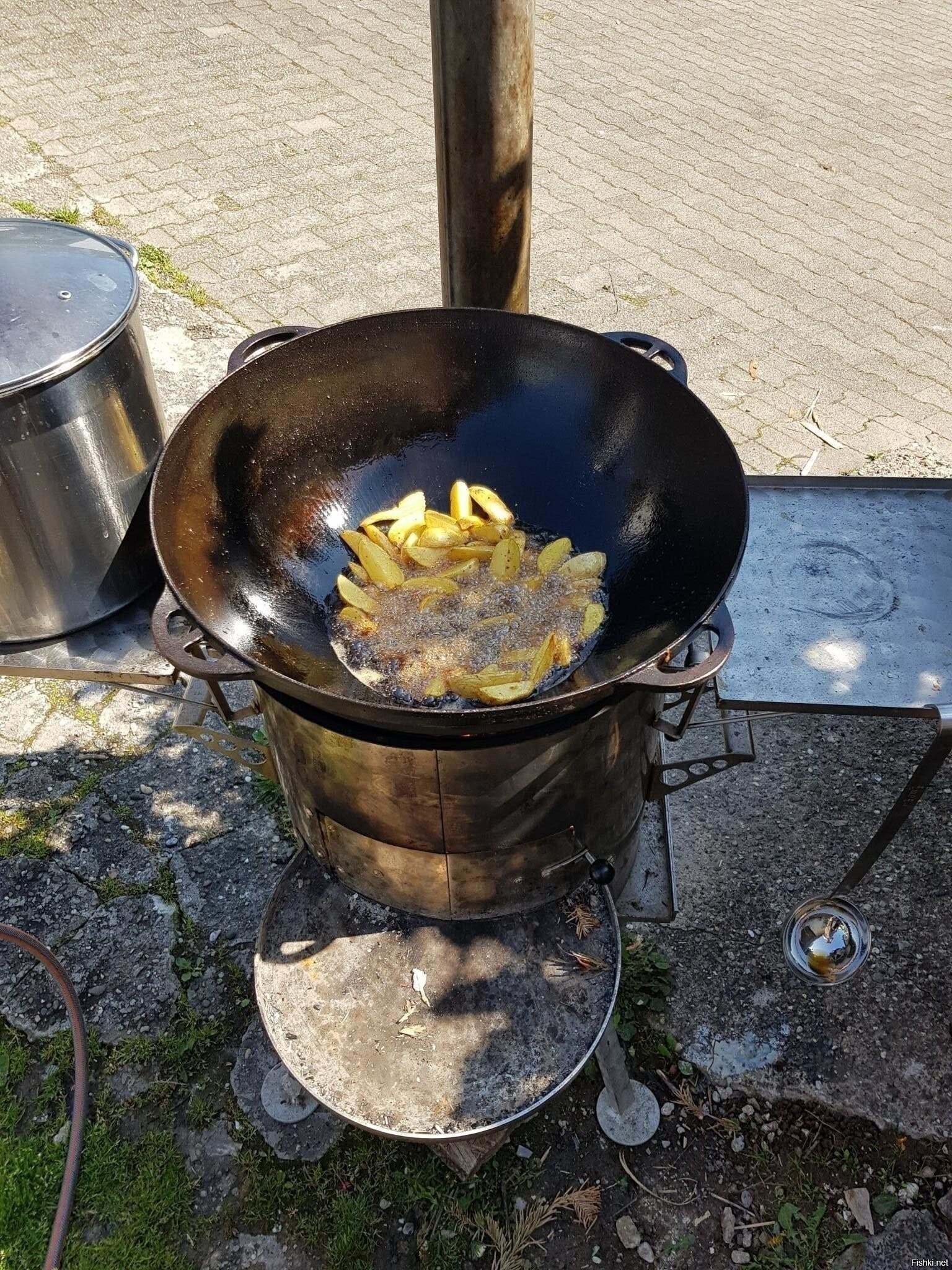 Тушёная картошка с бараньими рёбрышками на стадии приготовления