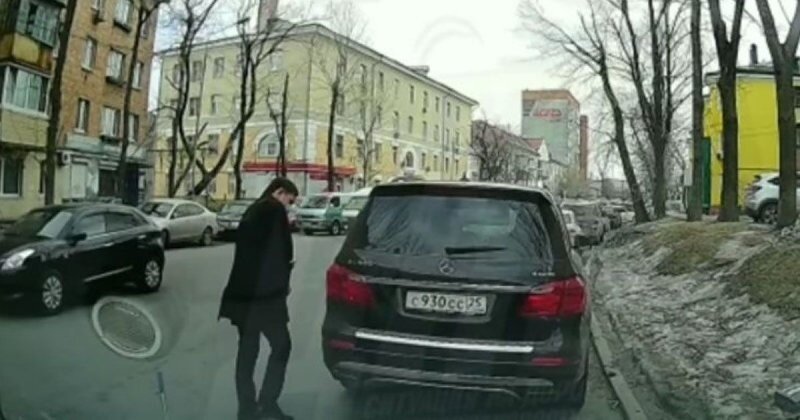 Намусорил и уехал: «гадкий» поступок владельца Mercedes попал на видео