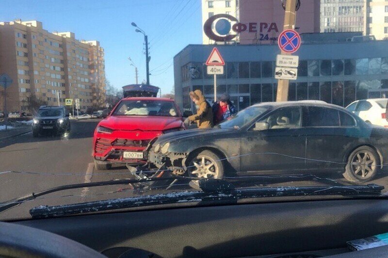 «Страховая переезжает на Луну»: в Сестрорецке «Ламборджини» врезался в «Ягуар»