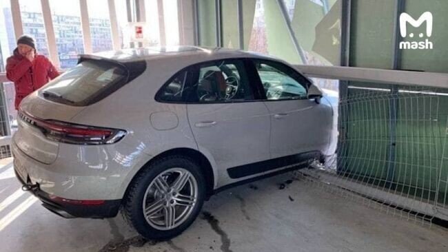 В Москве водитель Porsche пробил стену паркинга на уровне четвертого этажа