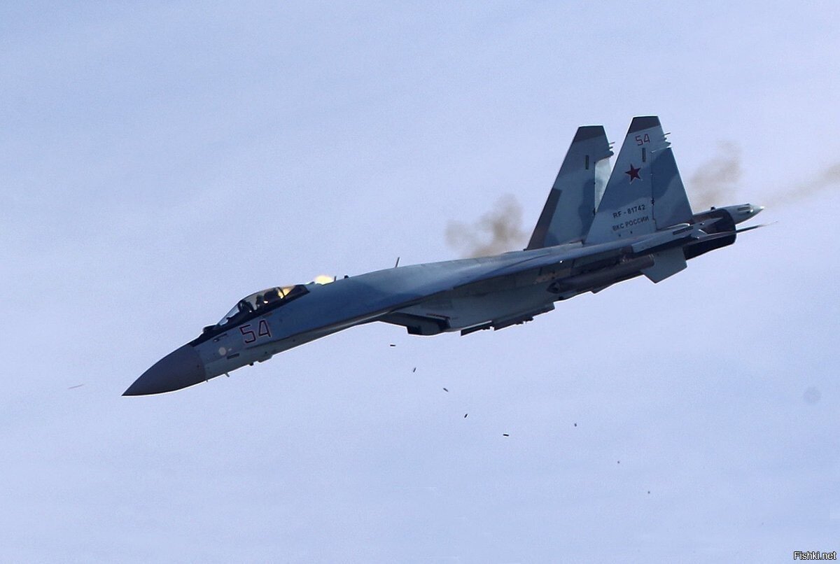 Су-35С ВКС России работает из 30 мм пушки ГШ-301