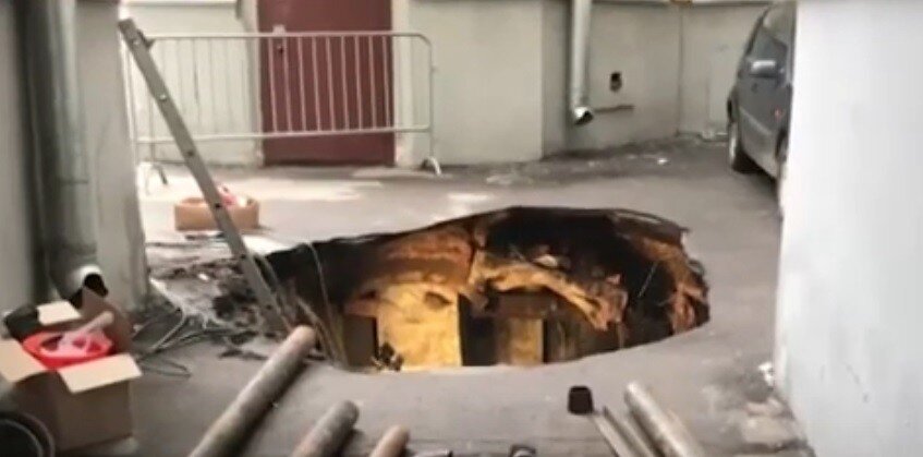 Welcome to Hell: из провала в московском дворе были видны оранжевые отблески
