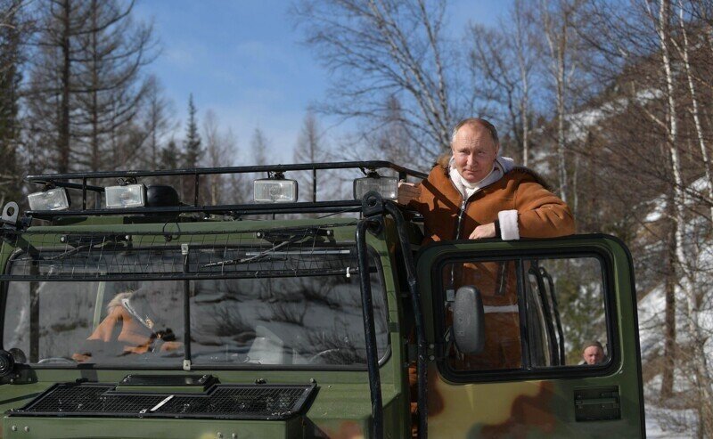 У Путина в тайге был вездеход шведский, а комбинезон канадский