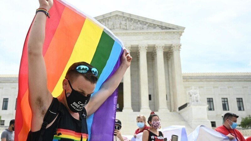 Сенат США впервые утвердил на пост в правительстве трансгендера