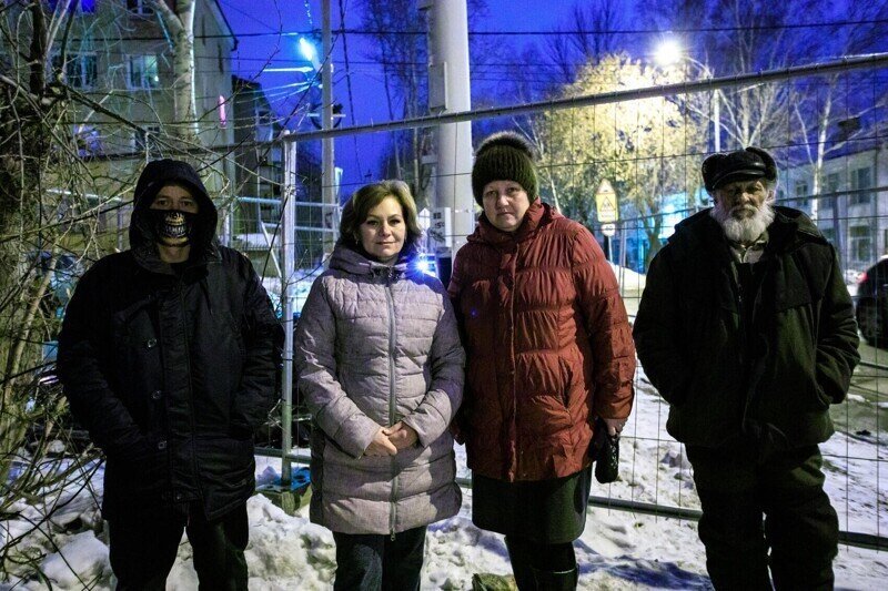 Екатеринбуржцы пятые сутки дежурят у вышки связи на Уралмаше. Что присходит?