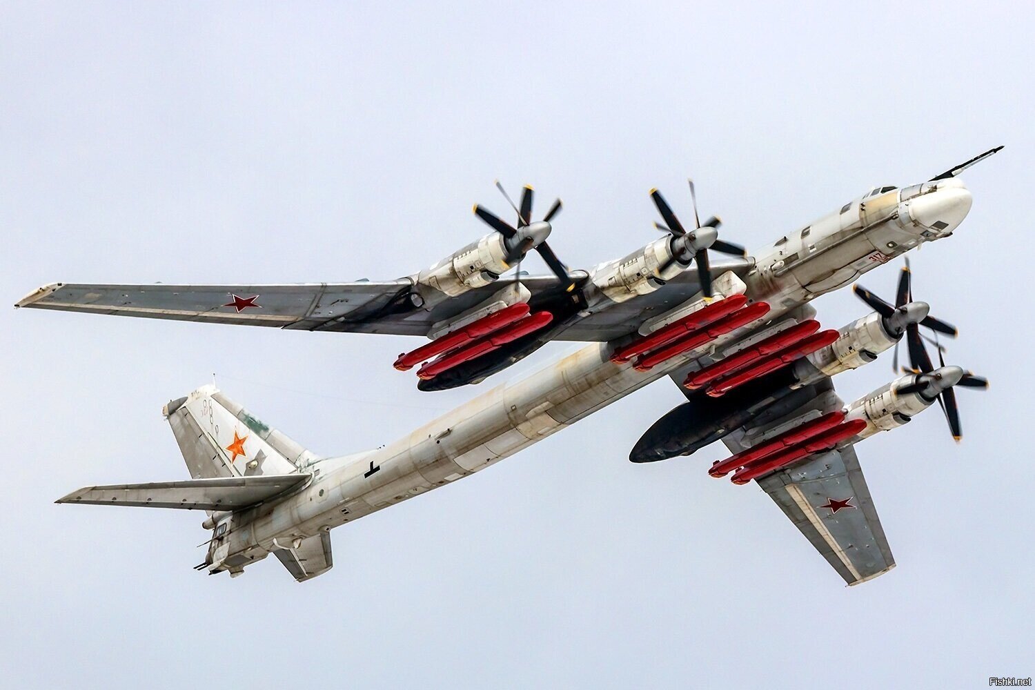 Грозный Ту-95МСМ Медведь с восемью крылатыми ракетами Х-101 (Х-102 имеет ядер...