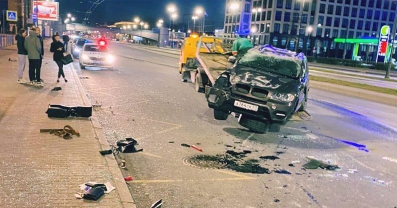 Авария дня. Каршеринговый Smart завалил кроссовер BMW X5 в Петербурге