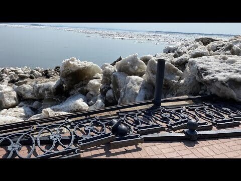 Лед снес ограждение на набережной в Хабаровске