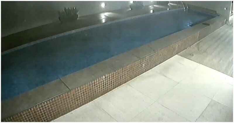 Дно пробито: момент обрушения бассейна на парковку попал на видео