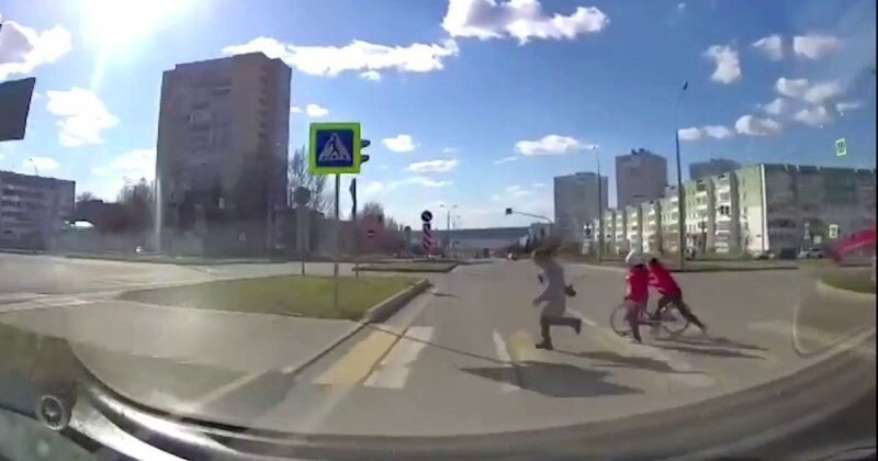 В Татарстане автомобилист избежал наезда на девочек