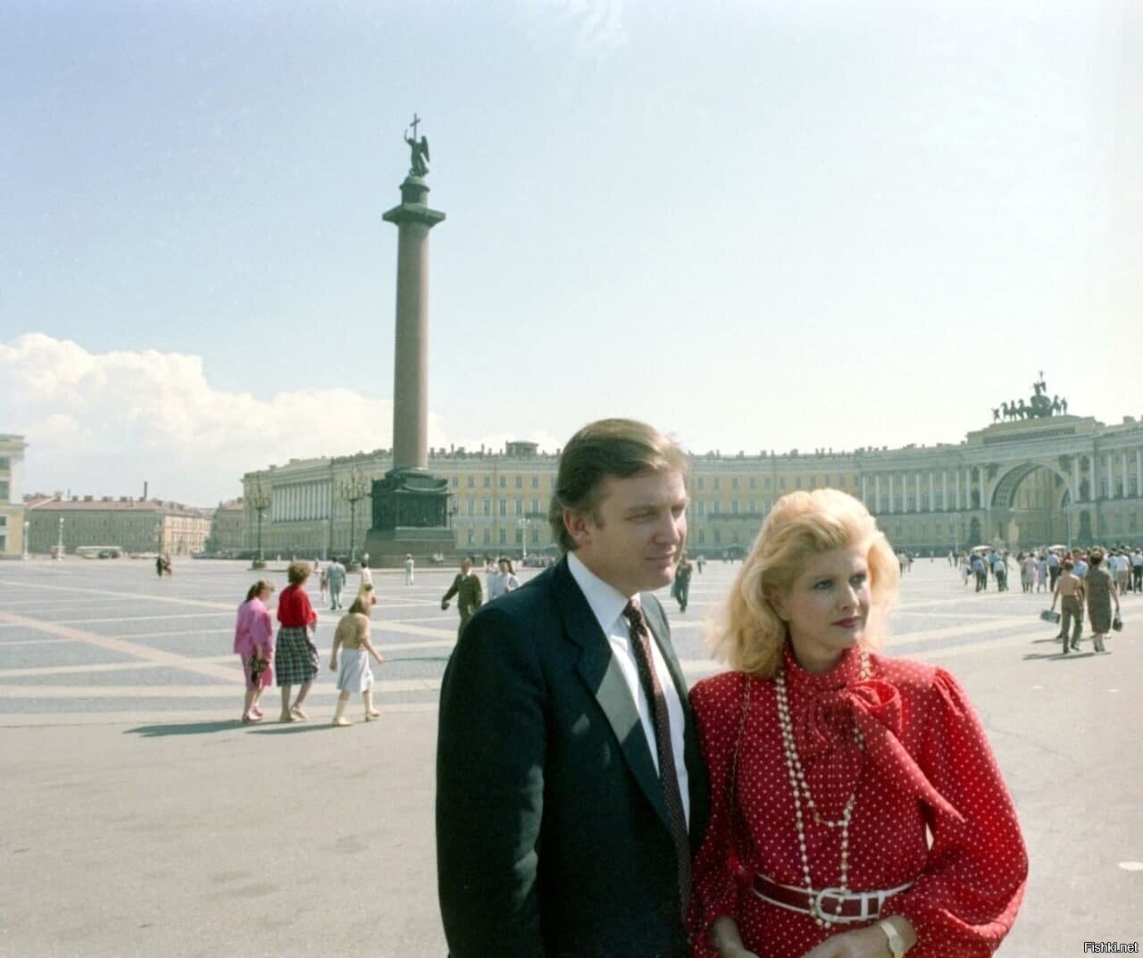 Дональд и Иванка Трамп на Дворцовой площади в Ленинграде, 1987 год