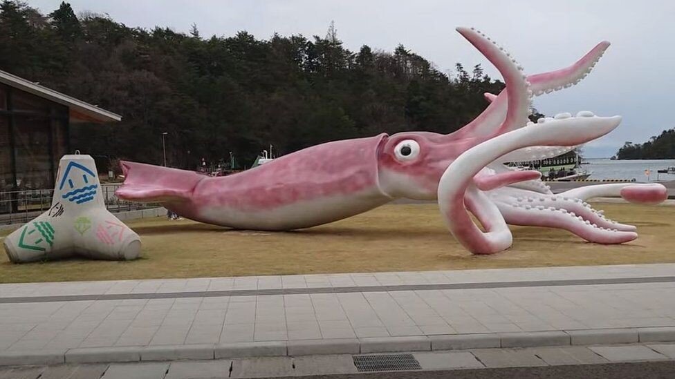 Чиновники японского городка Ното потратили выплаты за&nbsp;COVID-19 на статую гигантского кальмара