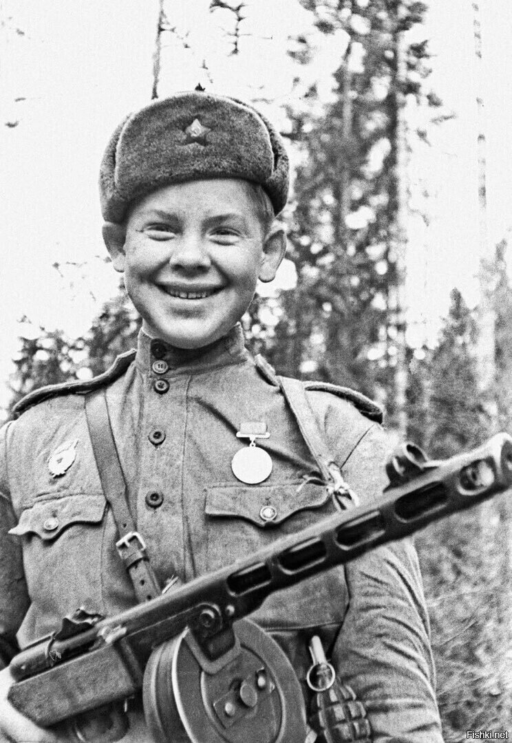Портрет 17-летнего разведчика Саши Капустина с пистолетом-пулеметом системы Ш...