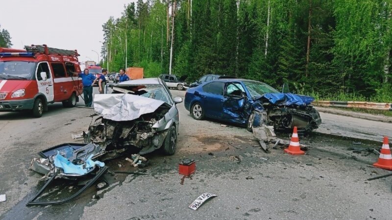 Авария дня. Женщина устроила серьезное ДТП с участием трех автомобилей