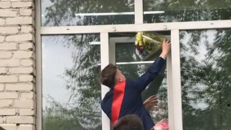 На Алтае выпускники станцевали под окнами роддома вальс для своей учительницы