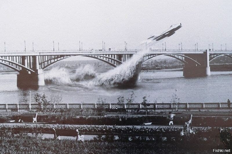 4 июня 1965 г вoeнный летчик Валентин Привалов на реактивном самолете соверши...