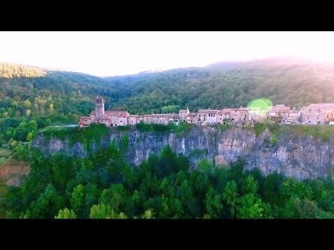 Кастельфольит-де-ла-Рока - городок на скале с одной улицей