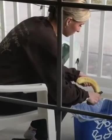 Блондинка и банан: