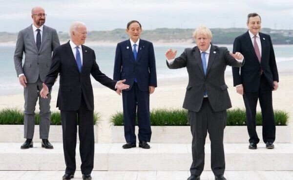 «Цирк» G7 во время пандемии: коллективный Запад отшутился на английском пляже