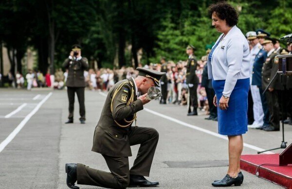 Почему они все время ползают на коленях?