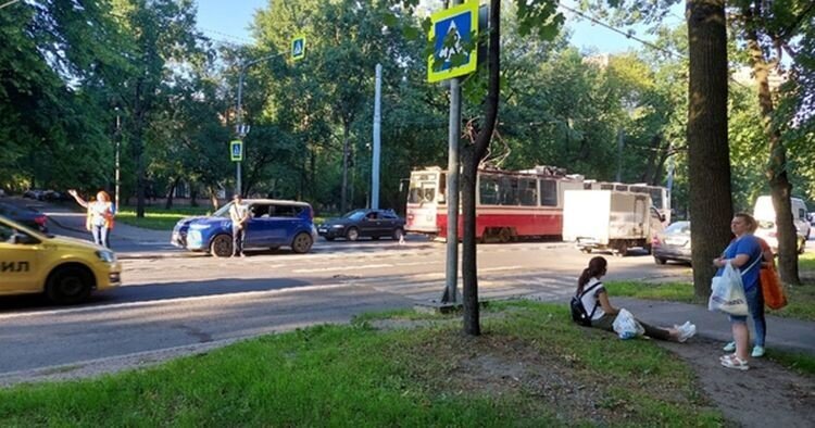 Девушка попала под колеса легковушки в Санкт-Петербурге