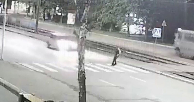 В Бийске молодой автомобилист на ВАЗе сбил пешехода