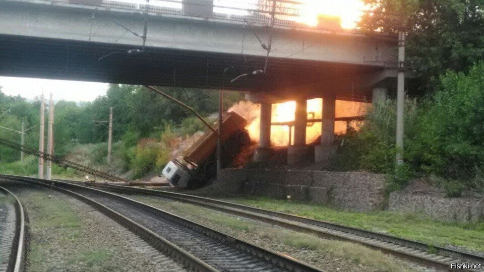 Немного новостей из Саратова: грузовик упал с моста на газовую трубу, в резул...