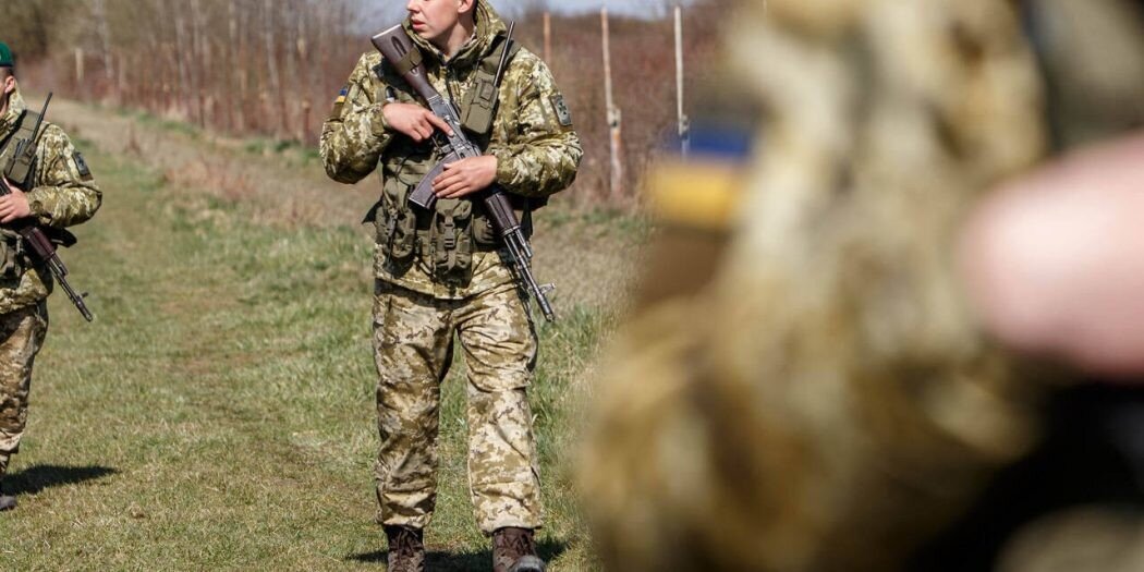 Украинских пограничников избили и лишили оружия