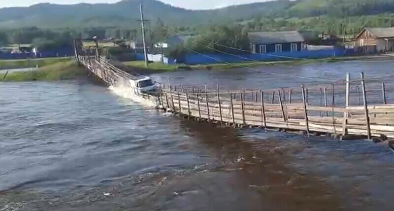 Пешеходный мост разрушился под грузовиком