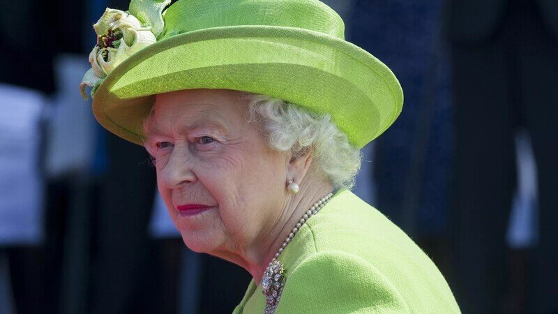 Приказано топить: у британской королевы найден зеленый скелет в шкафу
