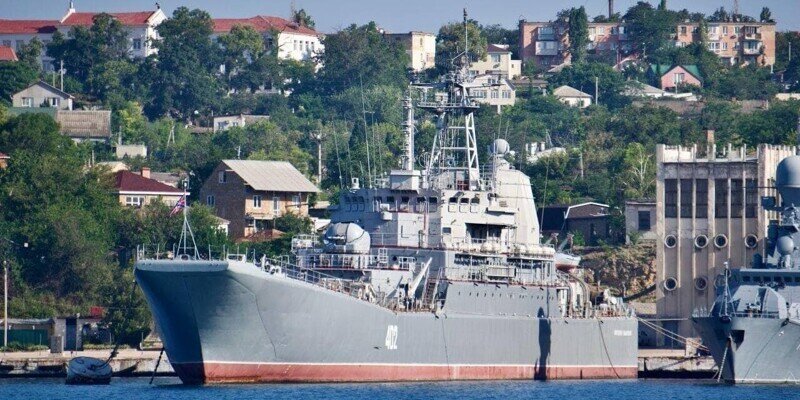 В Крыму на украинском корабле "Константин Ольшанский" подняли флаг и гюйс ЧФ РФ