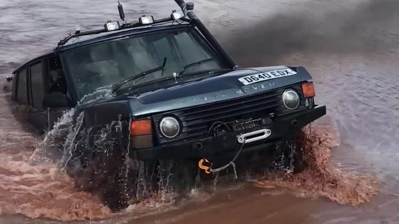 Нива едет под водой