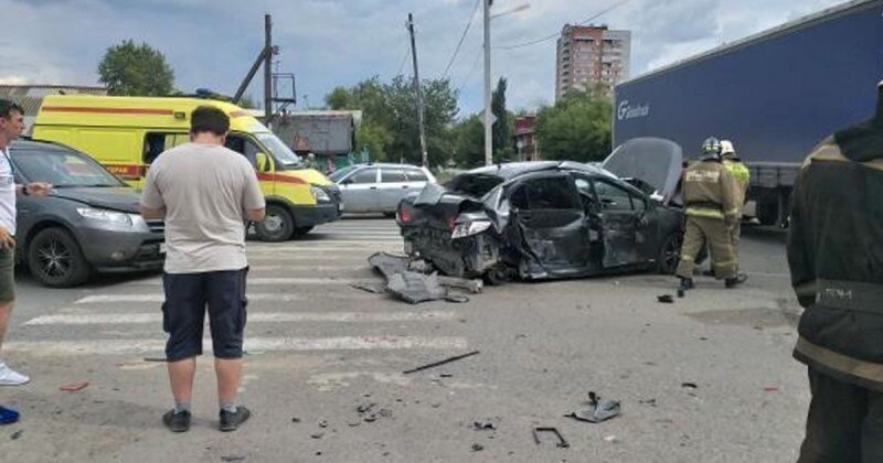 Авария дня. В Омске в ДТП с фурой пострадала пенсионерка