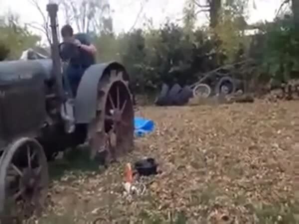Трактор в поле дыр-дыр-дыр